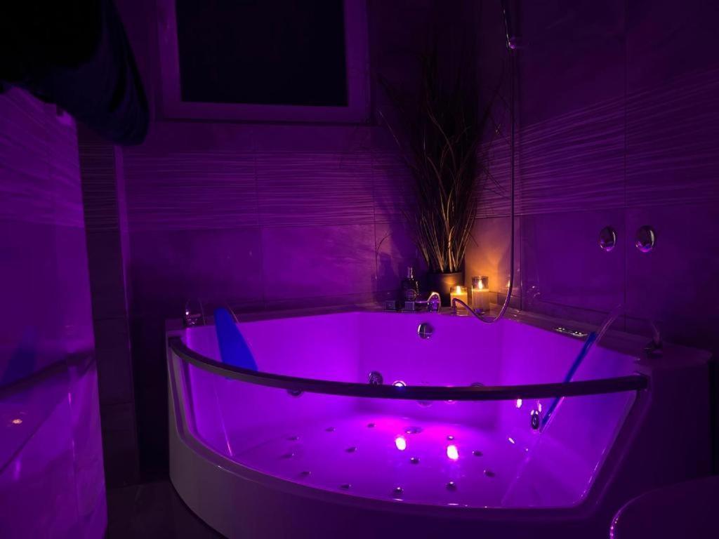 Luxrooms - Hotel Type With Private Jacuzzi ビェロヴァル エクステリア 写真