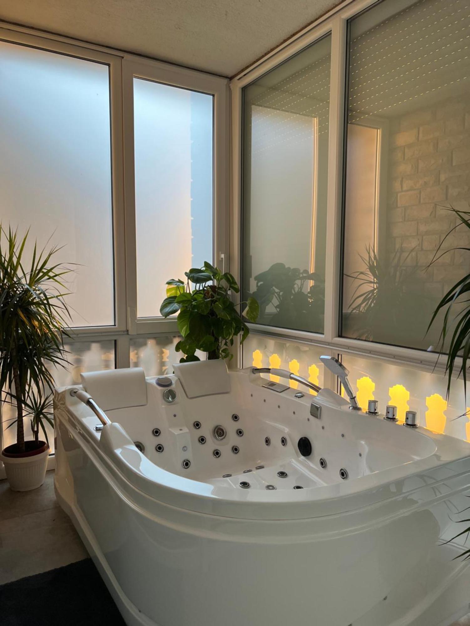 Luxrooms - Hotel Type With Private Jacuzzi ビェロヴァル エクステリア 写真