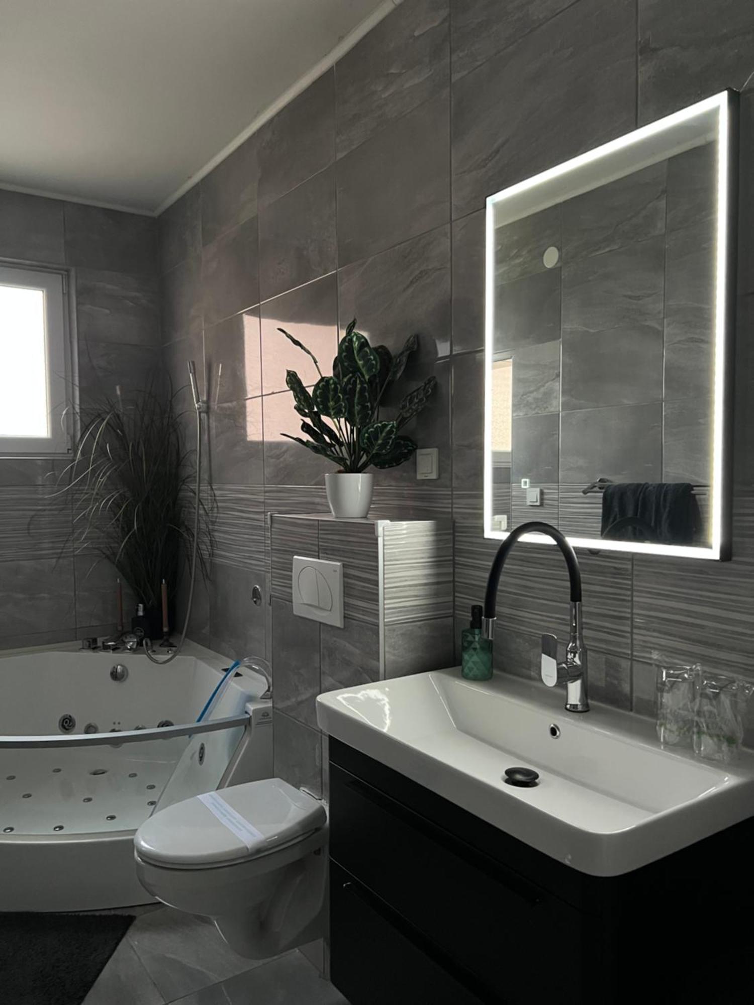 Luxrooms - Hotel Type With Private Jacuzzi ビェロヴァル エクステリア 写真