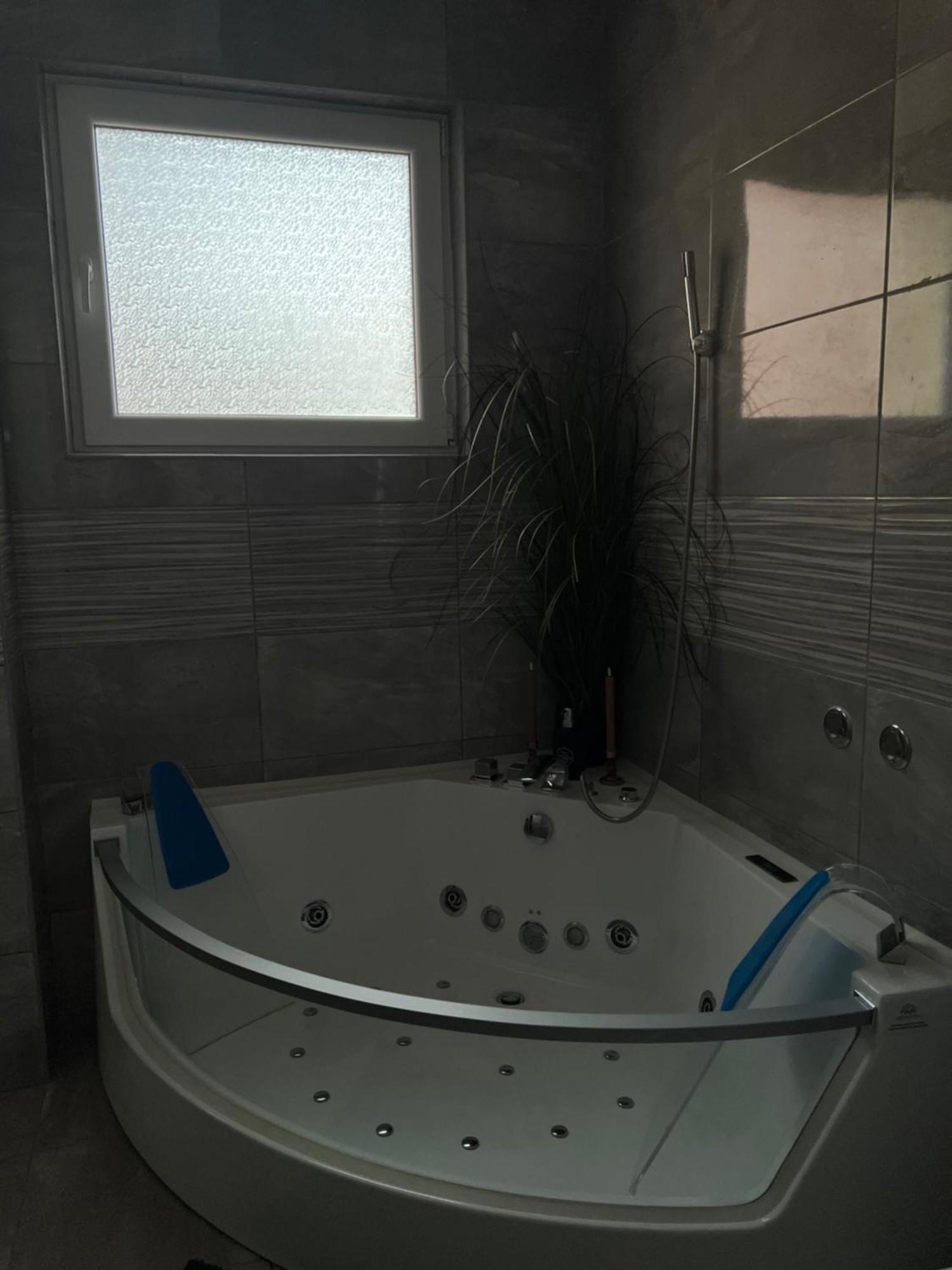 Luxrooms - Hotel Type With Private Jacuzzi ビェロヴァル エクステリア 写真